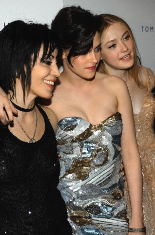 lovely-dakota-runaways-premiere-2010-03-17-84.jpg